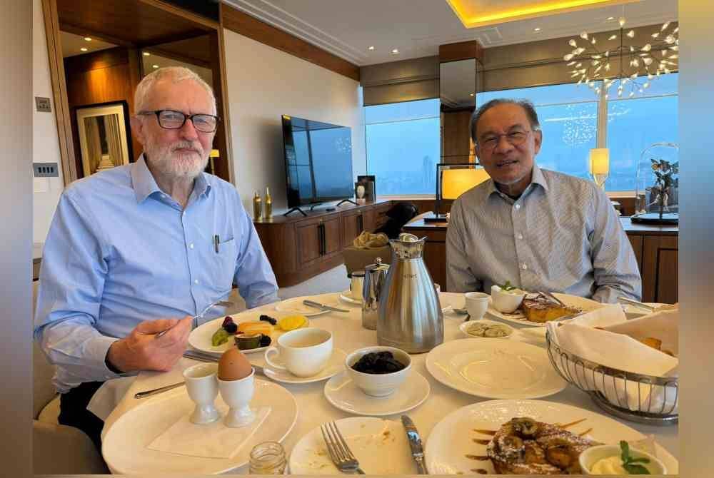 Anwar mengadakan pertemuan dengan tokoh politik British, Jeremy Corbyn semasa lawatan kerja beliau ke London, United Kingdom. Foto Facebook Anwar Ibrahim