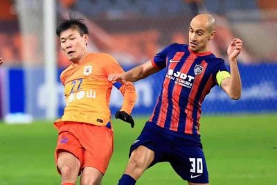Aksi Insa ketika JDT menentang Shandong pada November lalu. FOTO: JOHOR SOUTHERN TIGERS