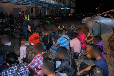 Sebahagian PATI ditahan pasukan Tindakan Operasi Penguatkuasaan JIM selepas melakukan serbuan di dua lokasi di Shah Alam dan Kajang, Selangor pada Jumaat.
Foto: JIM.