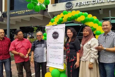 Rumaizi (tiga dari kiri) selepas menyempurnakan Majlis Pembukaan Restoran Feng Cha TLF, di Pusat Perdagangan Canning II di sini pada Sabtu.