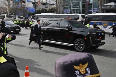 Yoon dibawa dari pusat tahanan di Uiwang, kira-kira 20 kilometer di selatan Seoul, dengan sebuah van yang diiringi polis dan Perkhidmatan Keselamatan Presiden.