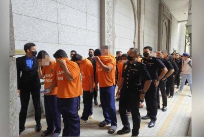 Kesemua suspek disyaki menerima rasuah sebagai balasan membantu memproses dan meluluskan permohonan pinjaman peribadi yang dikemukakan sebuah syarikat perunding kewangan.