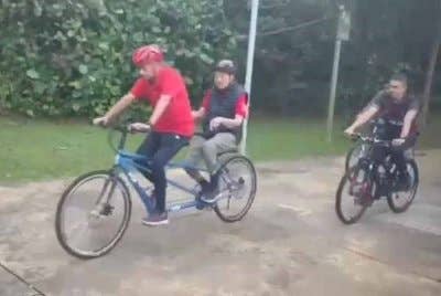 Dr Mahathir masih kuat berbasikal walaupun umurnya kini hampir mencecah 100 tahun.