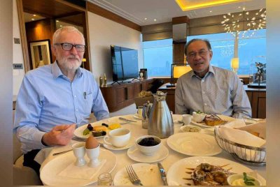 Anwar mengadakan pertemuan dengan tokoh politik British, Jeremy Corbyn semasa lawatan kerja beliau ke London, United Kingdom. Foto Facebook Anwar Ibrahim