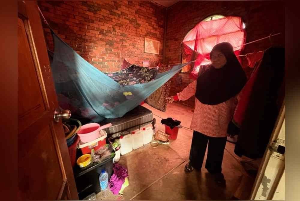 Salmah menunjukkan bilik tidur mereka yang berlantaikan tanah.