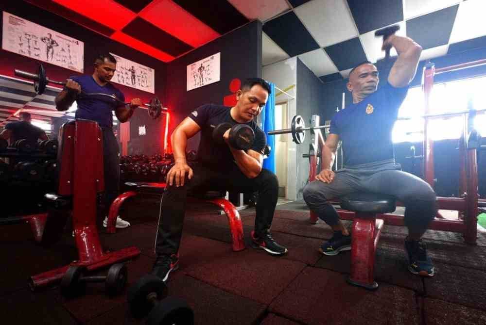 Anggota bomba dikategori sado membuat latihan membina otot di gim.