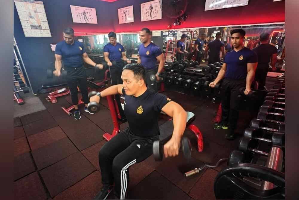 Anggota bomba dikategori sado membuat latihan membina otot di gim.