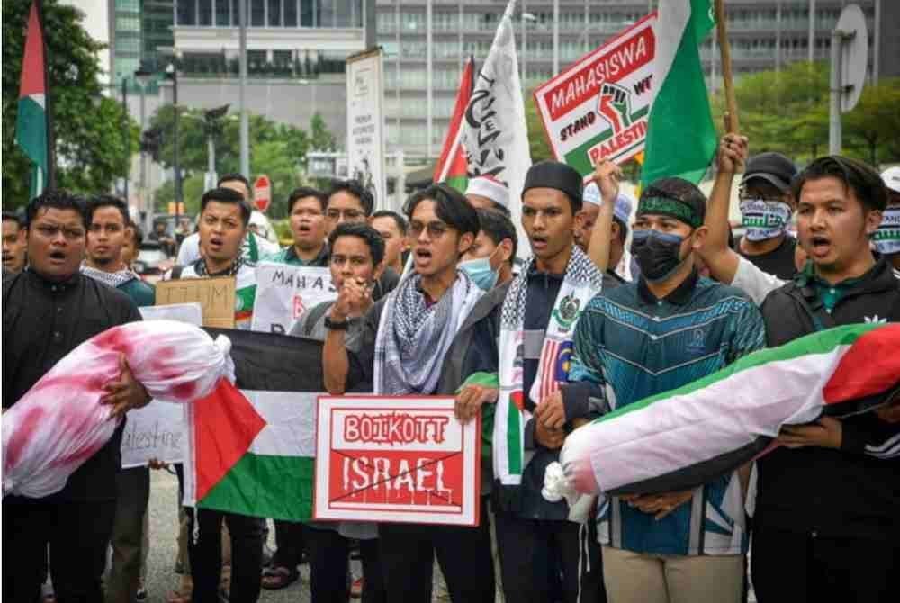 Kebanyakan rakyat Malaysia tetap meneruskan memboikot produk yang didakwa berkaitan dengan Israel. Gambar hiasan
