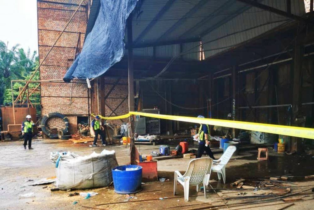 Penguat kuasa JAS Pahang melakukan pemeriksaan ke atas kilang haram proses buangan e-waste yang diserbu dalam operasi bersepadu di sini pada Sabtu. Foto JAS Pahang