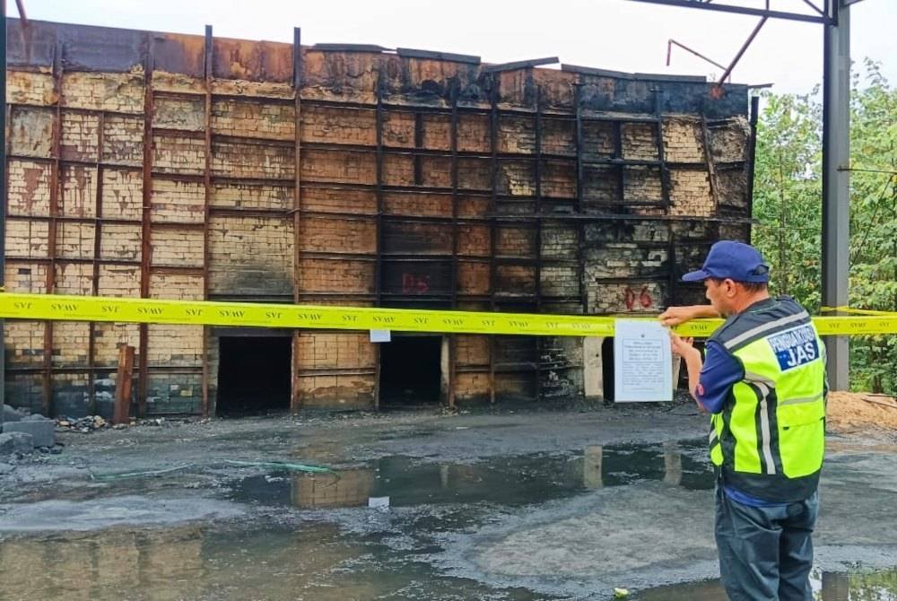 Penguat kuasa JAS Pahang menampal notis Tindakan Penahanan Operasi Kelengkapan bagi menghalang premis itu daripada terus beroperasi. Foto JAS Pahang