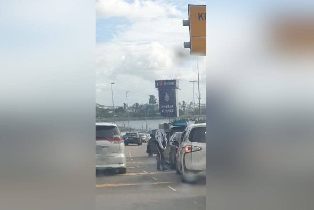 Gambar tular di media sosial yang mendakwa anggota polis meminta dan menerima rasuah daripada seorang pemandu di Tambak Johor.