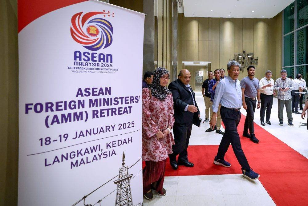 Mohamad ketika meninjau persiapan akhir mesyuarat pemukiman Menteri Luar ASEAN sempena Kepengerusian ASEAN 2025 di Pusat Konvensyen Antarabangsa Langkawi. Foto Bernama