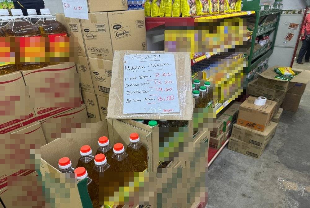 Operasi dilakukan hasil aduan orang ramai yang tidak berpuas hati terhadap tindakan peniaga menjual minyak masak melebihi harga kawalan. Foto KPDN Perak