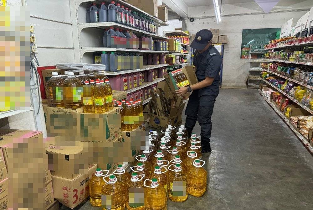 Tindakan sita dilakukan ke atas 667 kg minyak masak dianggarkan bernilai RM4,148.70 untuk siasatan lanjut di bawah Akta Kawalah Harga dan Antipencatutan 2011. Foto KPDN Perak