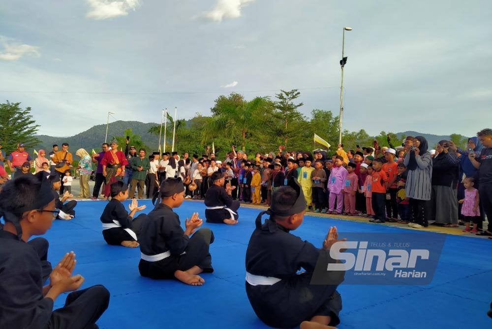 Peserta khatan disambut dengan persembahan silat oleh Pertubuhan Seni Gayong Serantau Malaysia.