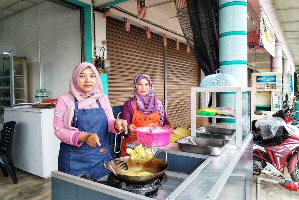 Lebih 500 biji kuih jemput-jemput terjual dan bertambah apabila hujung minggu. Foto ihsan orang awam