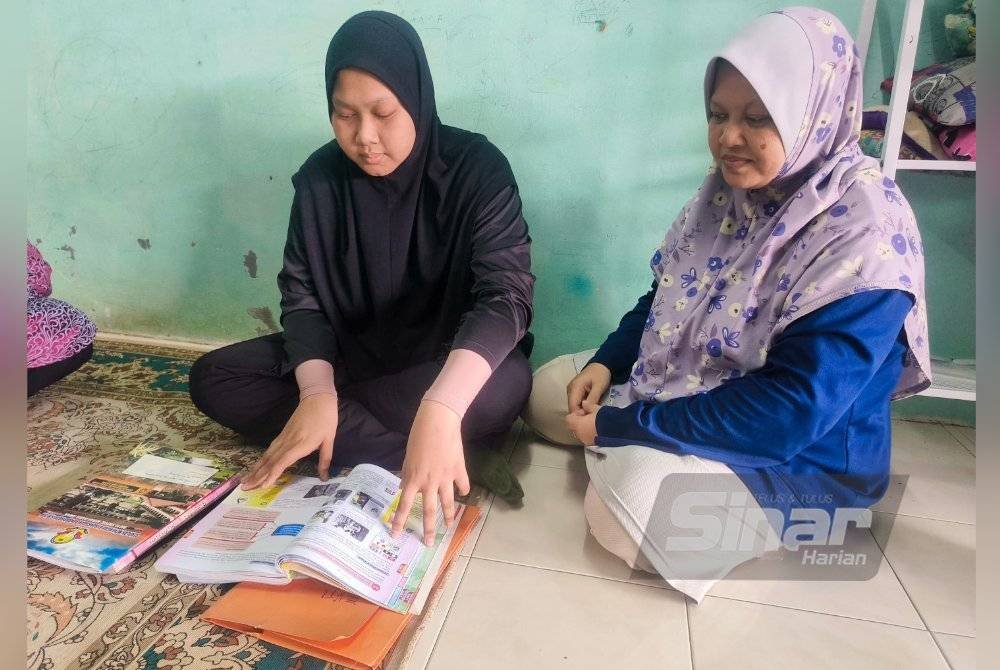 Nur Auni Qistina (kiri) mengakui sedih terpaksa tangguh SPM pada tahun ini, sambil ditemani ibunya, Norhesreyzah (kanan).