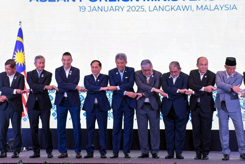 Mohamad (lima, kanan) bergambar bersama Menteri-Menteri Luar ASEAN pada Permukiman AMM di Pusat Konvensyen Antarabangsa Langkawi pada Ahad. Foto Bernama