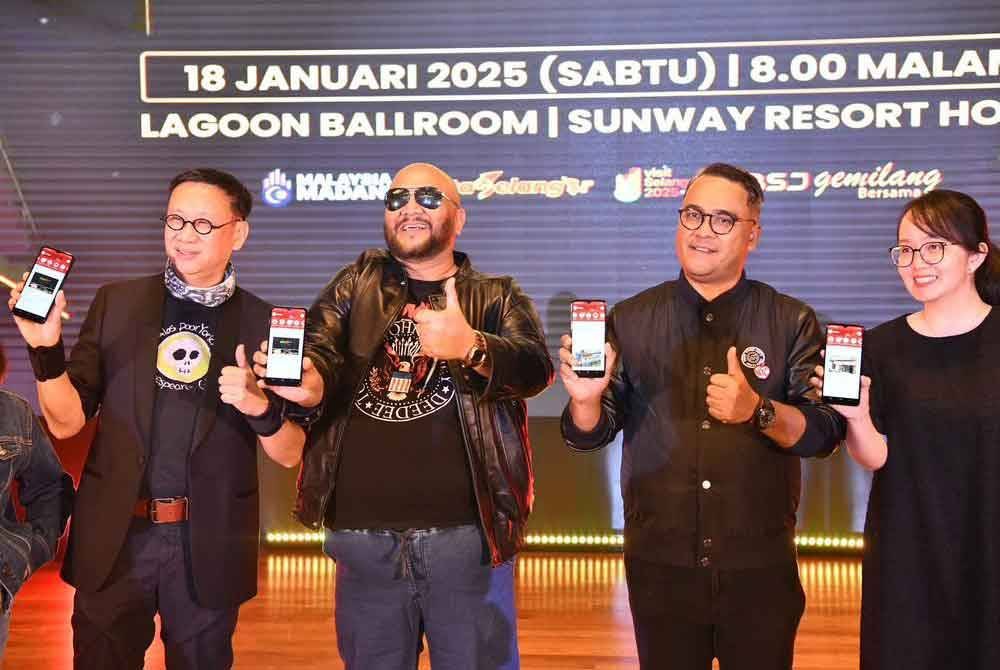 Amirul Azizan (dia dari kiri) pada pelancaran Helo Subang Jaya pada Sabtu.