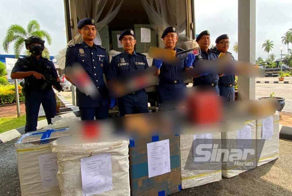 Wan Jamal Abdul Salam (tiga dari kanan) menunjukkan rokok yang dirampas.
