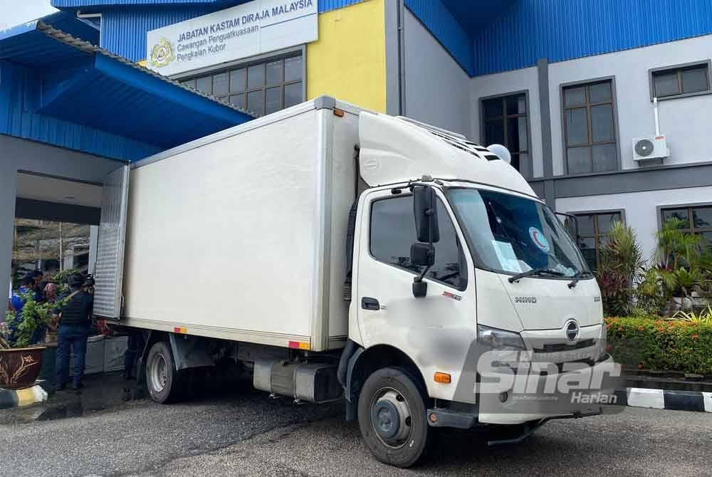 Lelaki terbabit merupakan seorang pemandu lori dan membawa barangan dari Lembah Klang ke Kelantan.