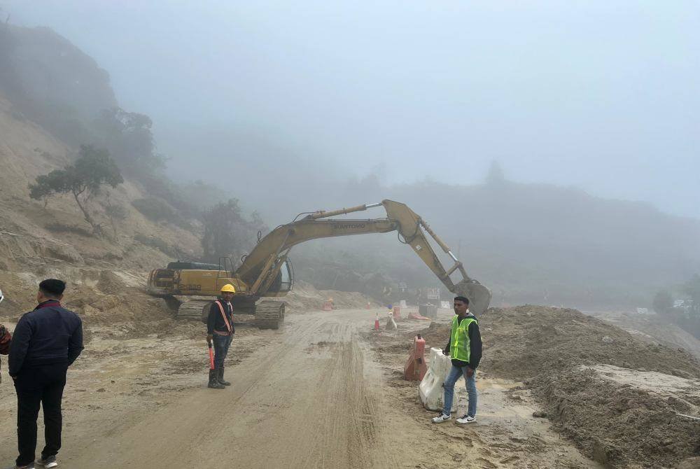 Kerja-kerja pembersihan tanah runtuh masih dijalankan. Foto Polis Bentong
