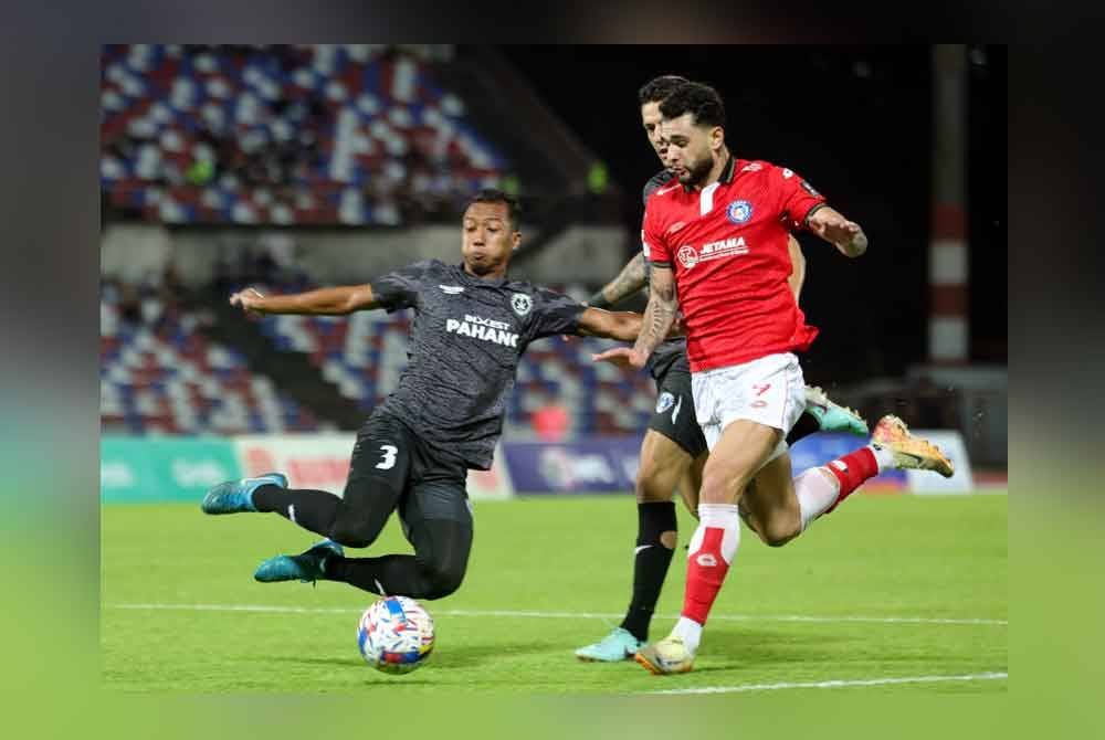 Penyerang Sabah FC, Joao Pedro (kanan) dihalang pertahanan Pahang FC dalam aksi Separuh Akhir Unifi Piala Malaysia di Stadium Likas hari ini. Foto Bernama