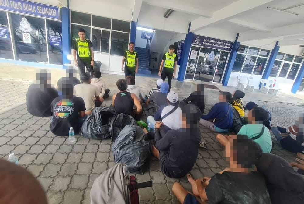 Antara PATI yang ditahan dalam Op Pintas di ladang kelapa sawit di Sungai Yu, di sini, pada Ahad.