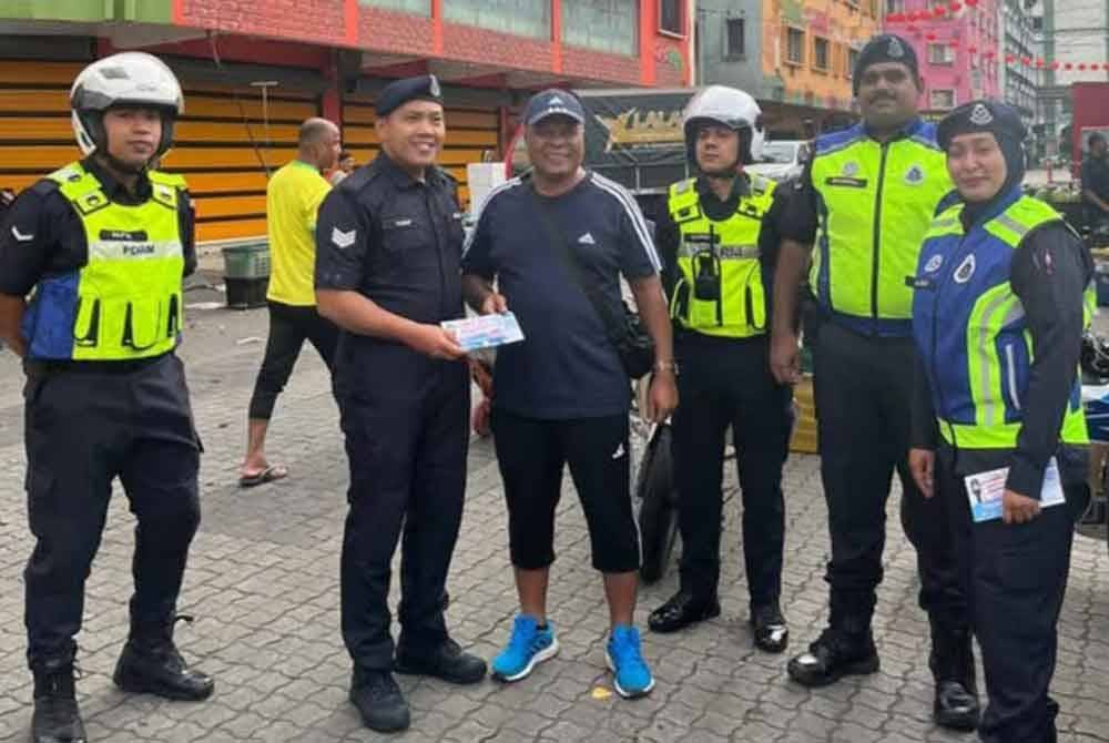 Balai Polis Chow Kit diketuai Sarjan Muhammad Yusof (dua dari kiri) bersama lima orang Pegawai Rendah Polis mengadakan program 'Meet and Greet' di Lorong Haji Taib 2 di Kuala Lumpur pada Ahad.