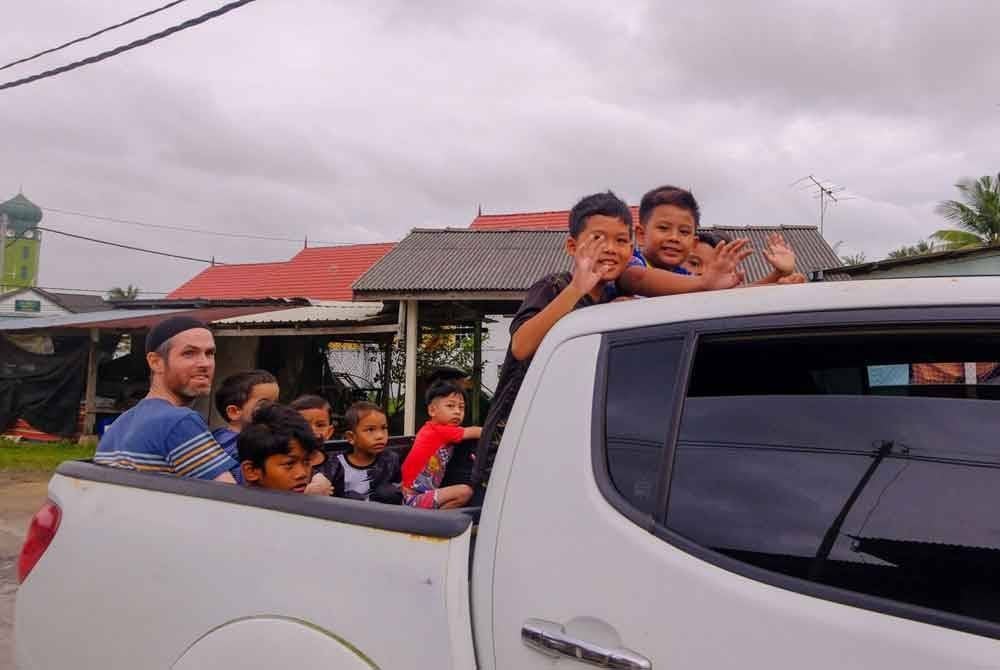 Danial Benoit bersama anaknya ketika tiba di Masjid Rhu Muda sempena Program Khatan Perdana 2025 DUN Ru Rendang di Marang pada Sabtu. Foto Jihadi Urusetia Penerangan Darul Iman (UPDI).