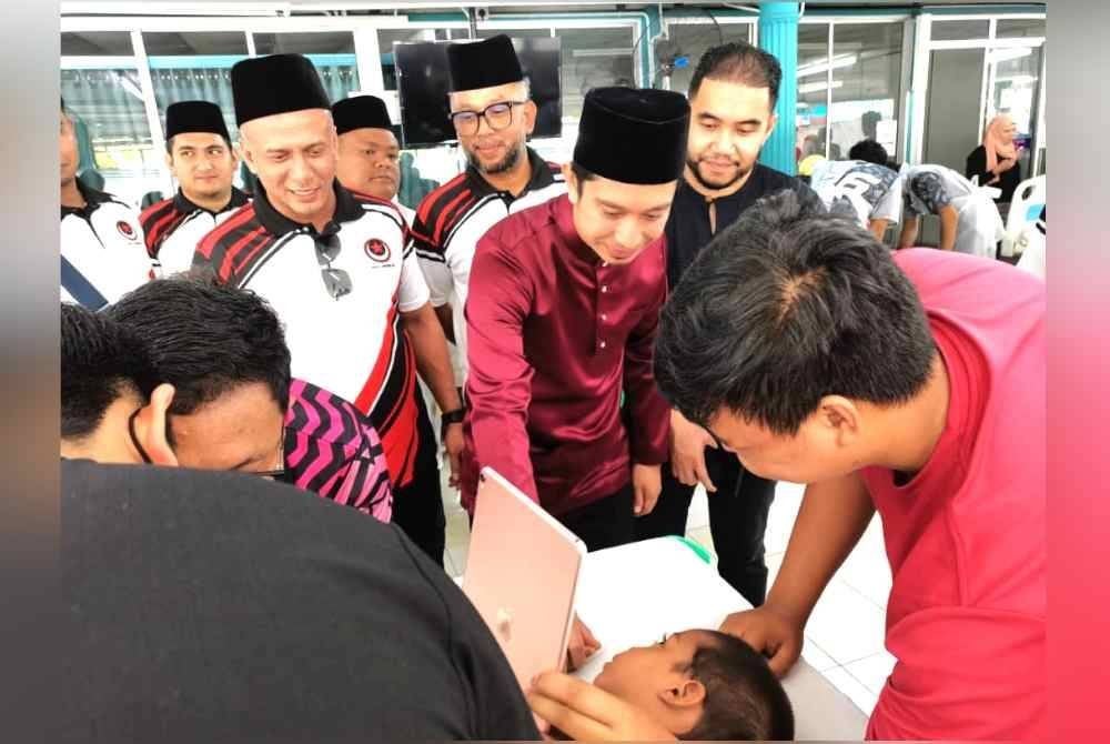 Adam Adli melihat peserta khatan percuma dianjurkan PLG Negeri Sembilan.