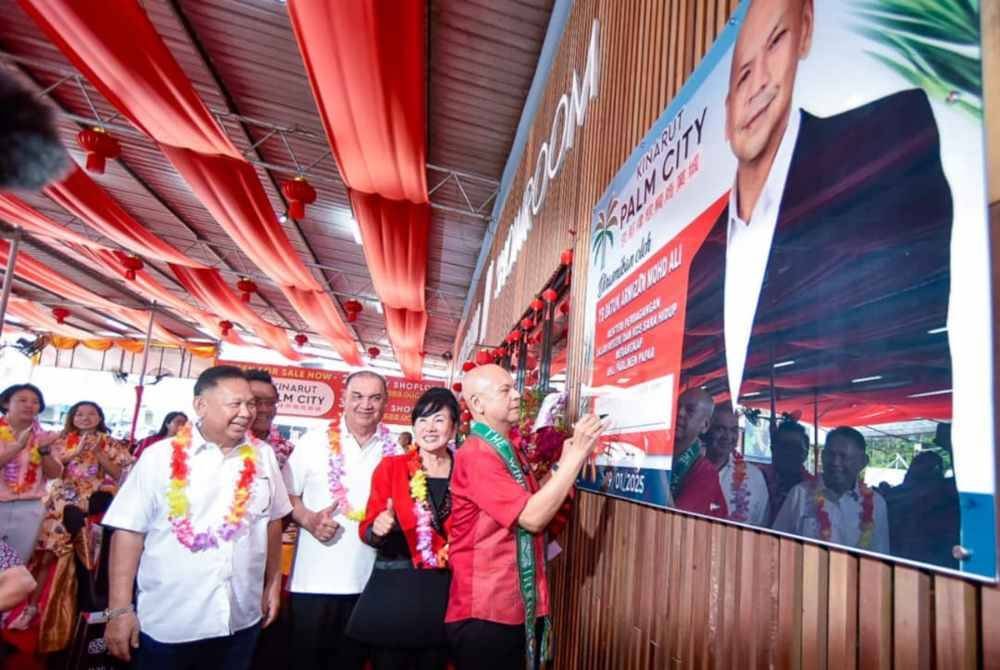 Armizan menyempurnakan majlis pecah tanah Kinarut Palm Kinarut di Papar.