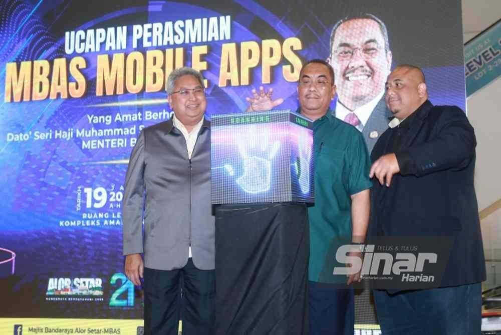 Muhammad Sanusi (tengah) dan Mohd Yusri (kiri) ketika gimik pelancaran aplikasi telefon FAST (Friendly And Smart Technology) Majlis Bandaraya Alor Setar (MBAS).