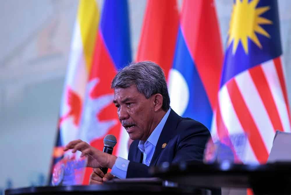 Mohamad ketika sidang akhbar selepas mempengerusikan mesyuarat Pemukiman Menteri-menteri Luar ASEAN (AMM) di Pusat Konvensyen Antarabangsa Langkawi (LICC) pada Ahad. Foto Bernama