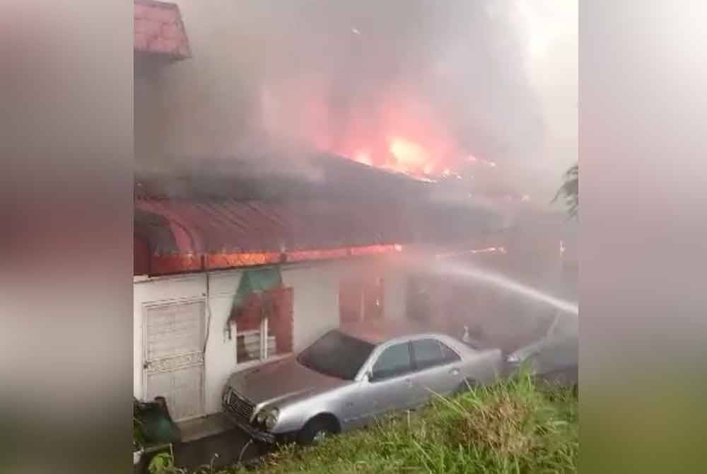 Kejadian sekitar jam 6.20 petang itu menyebabkan kesemua rumah tersebut terbakar 100 peratus.