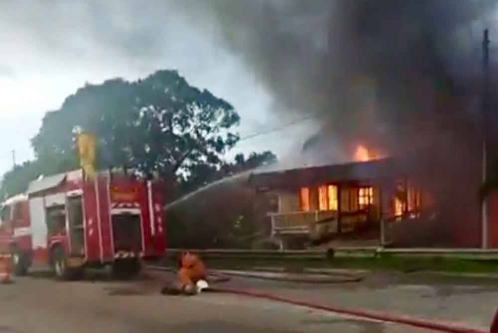 Lima buah rumah kedai jenis sementara terbakar dalam kejadian di Kampung Alor Pasir, Pasir Puteh pada Ahad.