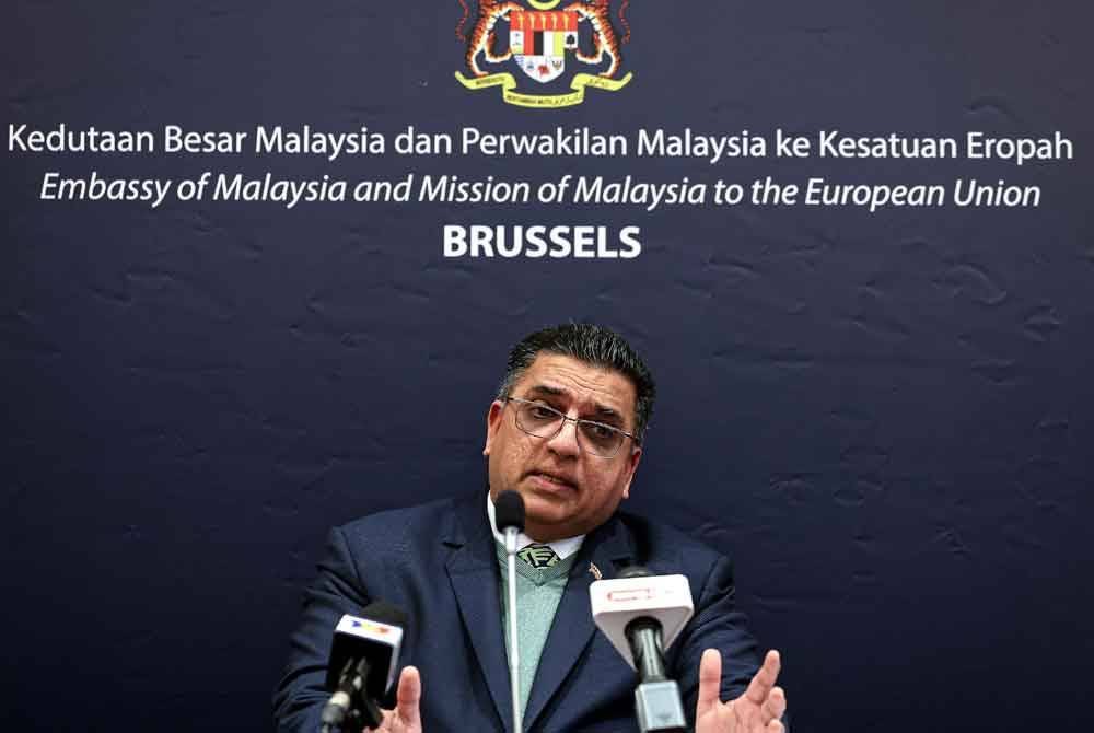 Mohd Khalid Abbasi ketika bercakap pada sidang akhbar sempena Lawatan Kerja Perdana Menteri, Datuk Seri Anwar Ibrahim ke Belgium di sini, hari ini. - Foto: Bernama