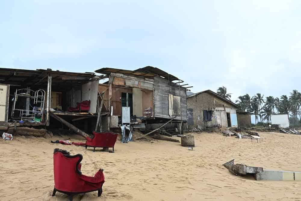 Keadaan beberapa rumah penduduk yang separuh roboh susulan fenomena ombak besar yang berlaku ketika tinjauan di Kampung Cacar Lama, Dungun pada 14 Januari lalu - Foto: Bernama