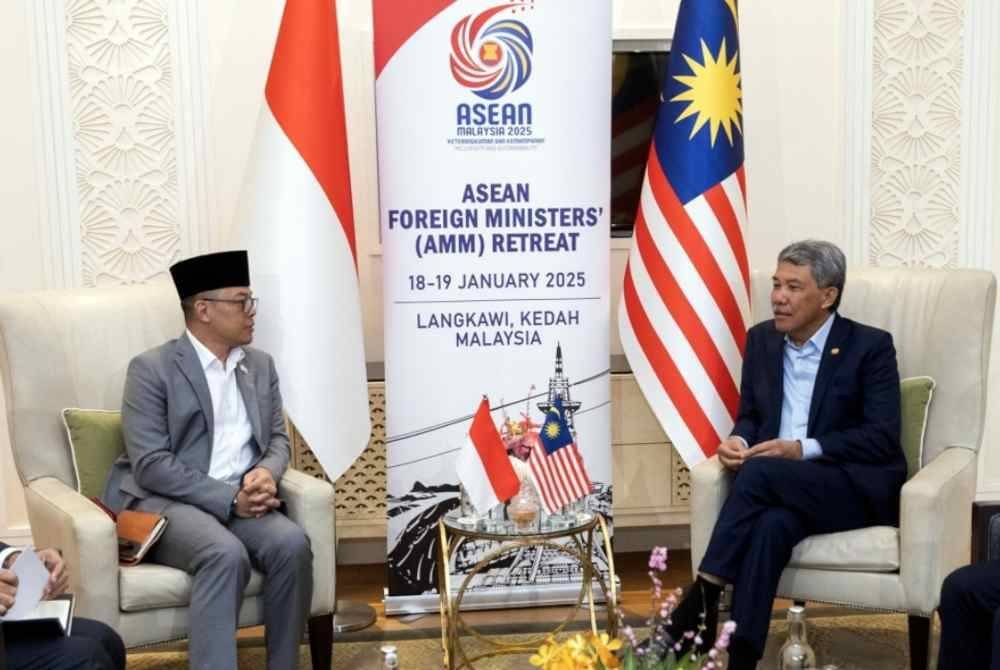 Mohamad Hasan (kanan) ketika pertemuan dua hala dengan Menteri Luar Indonesia, Sugiono di luar Permukiman Menteri Luar ASEAN (AMM) di Pusat Konvensyen Antarabangsa Langkawi (LICC) hari ini. Foto Bernama