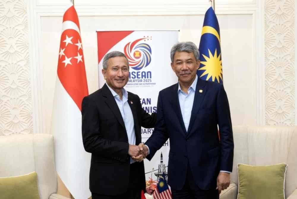 Mohamad Hasan (kanan) mengadakan pertemuan dua hala dengan Menteri Luar Singapura, Dr Vivian Balakrishnan sempena Pemukiman Menteri-menteri Luar ASEAN (AMM) di Pusat Konvensyen Antarabangsa Langkawi (LICC) hari ini. Foto Bernama