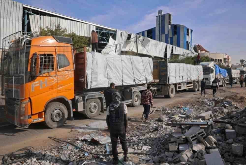 Trak yang membawa bantuan kemanusiaan tiba di Semenanjung Gaza selepas gencatan senjata antara Israel dan Hamas berkuat kuasa - Foto: AFP