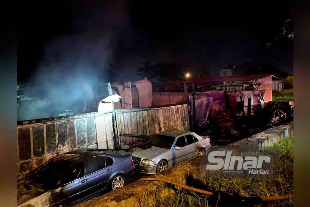 Kebakaran ini melibatkan lima buah rumah kedai, di mana dua daripadanya digunakan sebagai bengkel kereta, sementara dua buah lagi pusat latihan komputer serta sebuah bangunan yang dijadikan sebagai transit oleh pemilik bengkel. - FOTO: SINAR HARIAN