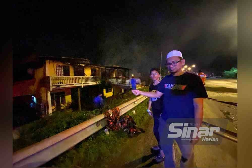 Muhammad Firdaus dan anaknya tidak sempat untuk menyelamatkan semua barangan milik mereka kerana api marak dengan begitu cepat. - FOTO: SINAR HARIAN