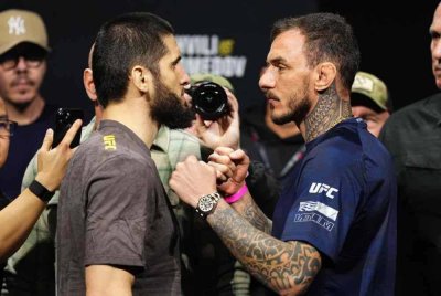 Islam (kiri) akan mempertahankan gelaran lightweight apabila bertemu Renato Moicano di UFC 311.