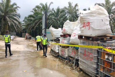 Penguat kuasa JAS Pahang melakukan pemeriksaan ke atas kilang haram proses e-waste yang diserbu dalam operasi bersepadu di Pekan pada Sabtu. Foto JAS Pahang