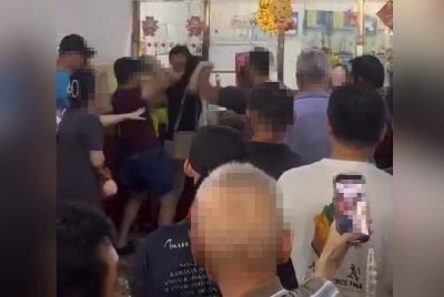 Video tular memaparkan sekumpulan individu bergaduh di sebuah kedai nombor ramalan di Klang pada Sabtu.
