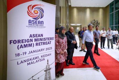 Mohamad ketika meninjau persiapan akhir mesyuarat pemukiman Menteri Luar ASEAN sempena Kepengerusian ASEAN 2025 di Pusat Konvensyen Antarabangsa Langkawi. Foto Bernama