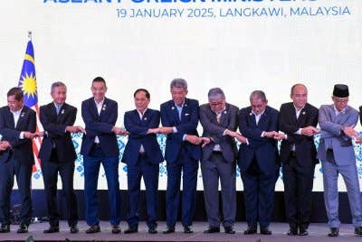 Mohamad (lima, kanan) bergambar bersama Menteri-Menteri Luar ASEAN pada Permukiman AMM di Pusat Konvensyen Antarabangsa Langkawi pada Ahad. Foto Bernama