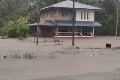 Banjir kilat yang melanda Mukah. Foto tangkap layar video orang awam.