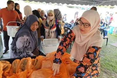 Anfaal (kanan) pada Program Jualan Madani Rahmah di Selayang Heights pada Ahad.